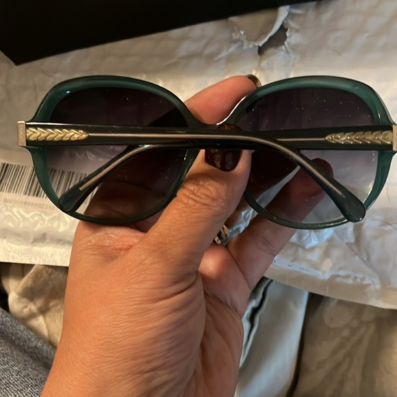 Chanel sunglasses in green don’t have original case but have original box - Picture 5 of 5